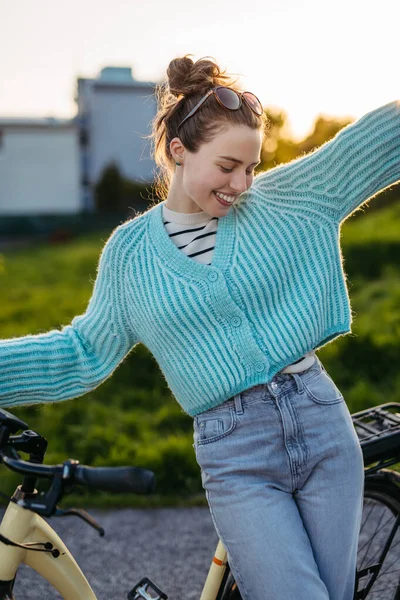 電気自転車の若い女性通勤と生態系の旅の概念 — ストック写真