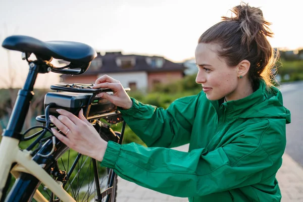 骑电动自行车的年轻妇女 通勤和生态旅行的概念 — 图库照片