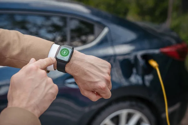 Close Homem Negócios Com Smartwatch Verificando Carregamento Carro Elétrico — Fotografia de Stock