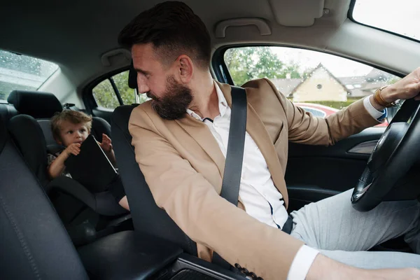 Genç Adam Yeni Arabasında Oğluyla Oturuyor Gezintiye Hazır — Stok fotoğraf