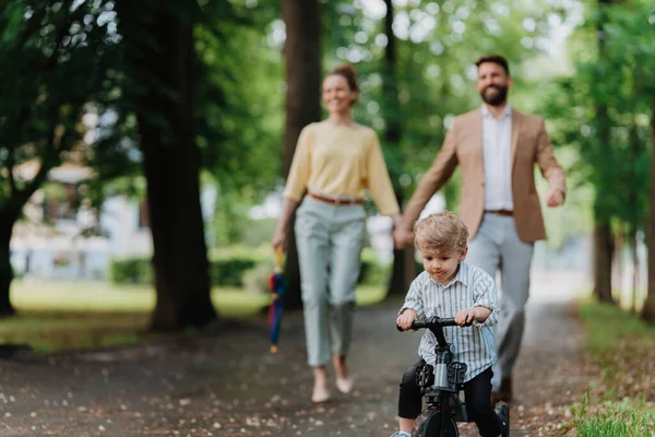 Junge Familie Mit Kleinem Sohn Geht Nach Feierabend Spazieren — Stockfoto