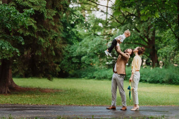 Küçük Oğlu Işten Sonra Yürüyüşe Çıkan Genç Bir Aile — Stok fotoğraf