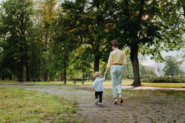年轻的母亲和小儿子散步后散步 — 图库照片