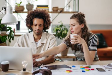 Yaratıcı atölyede birlikte çalışan genç meslektaşlar.