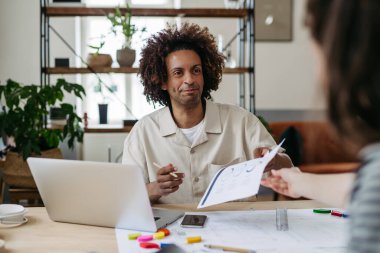 Yaratıcı atölyede birlikte çalışan genç meslektaşlar.