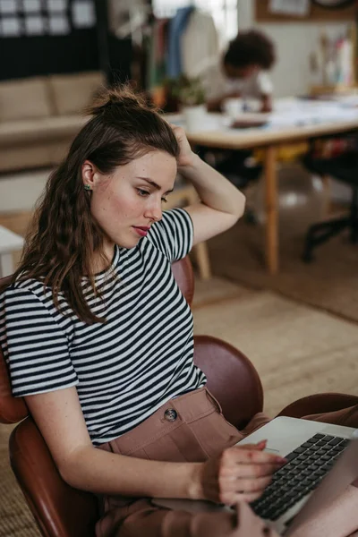 Młoda Kobieta Pracująca Laptopie Pracowni Kreatywnej — Zdjęcie stockowe