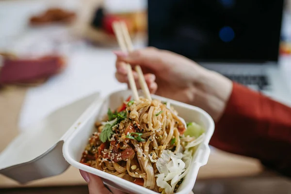 Menutup Makanan Cina Waktu Makan Siang Kantor — Stok Foto