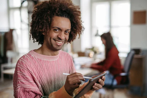 Portret Van Een Jonge Multiraciale Man Een Digitale Tablet — Stockfoto