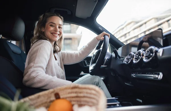 Happy Woman Driving Her New Electric Car City — Stock Photo, Image