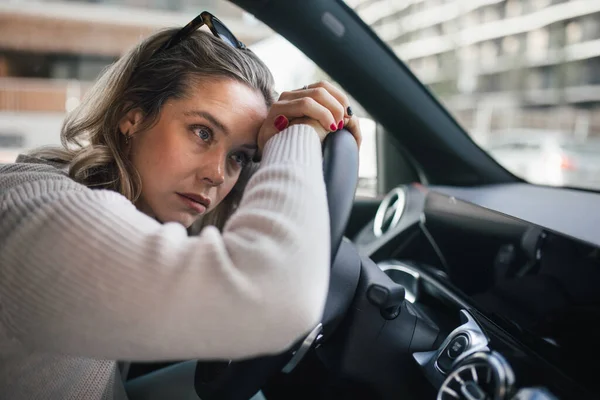 街で車を運転する動揺した女性 — ストック写真