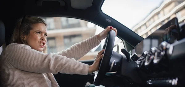 Zdenerwowana Kobieta Prowadzi Samochód Mieście — Zdjęcie stockowe
