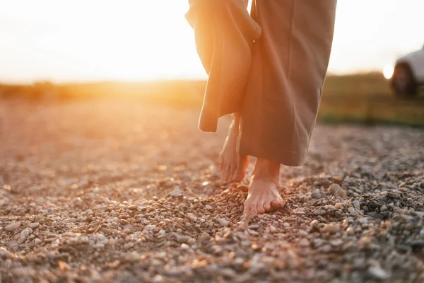 Zbliżenie Kobiety Boso Nogi Chodzenie Skalistej Plaży — Zdjęcie stockowe