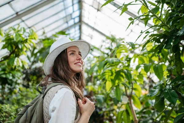 Botanik Bahçesinde Şapka Sırt Çantalı Genç Bir Kadının Portresi Seradaki — Stok fotoğraf
