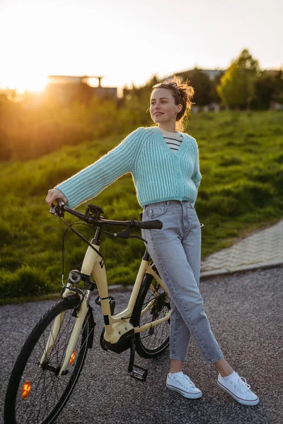 Ung Kvinna Står Vid Electro Cykel Solnedgången Soluppgången Begreppet Pendling — Stockfoto
