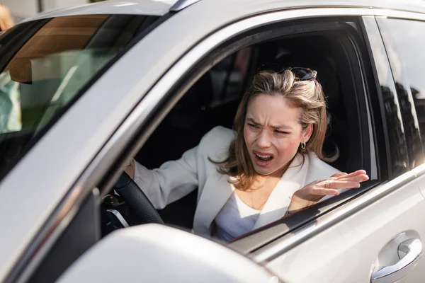 街で車を運転する動揺した女性 — ストック写真