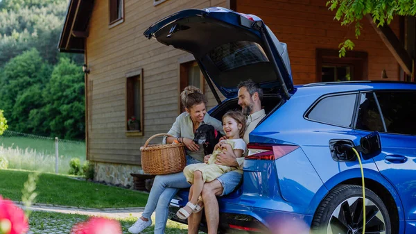 Mutlu Bir Aile Bir Arabanın Bagajında Oturuyor Şarj Olmayı Piknik — Stok fotoğraf