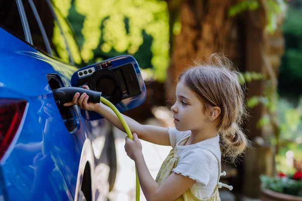 Маленька Дівчинка Тримає Кабель Живлення Заряджає Електромобіль — стокове фото