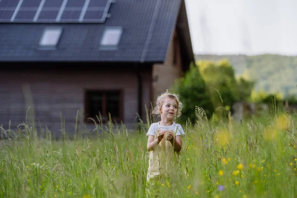 Portrét Malé Holčičky Před Rodinným Domem Solárními Panely Koncept Udržitelného — Stock fotografie
