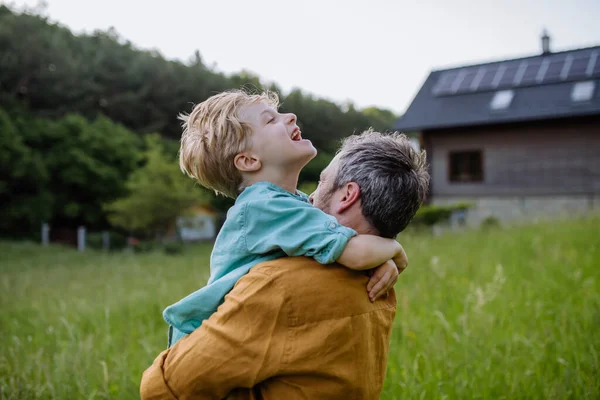Rückansicht Von Vater Und Sohn Die Ihr Haus Mit Sonnenkollektoren — Stockfoto