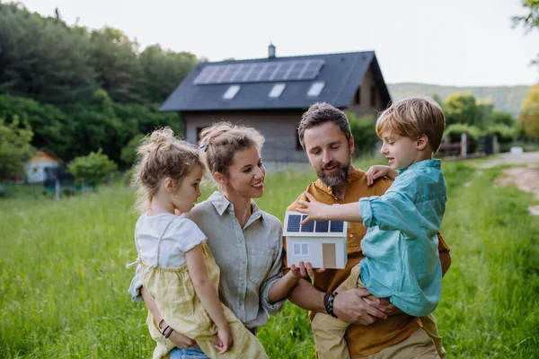 Šťastná Rodina Před Jejich Domem Solárními Panely Střeše — Stock fotografie