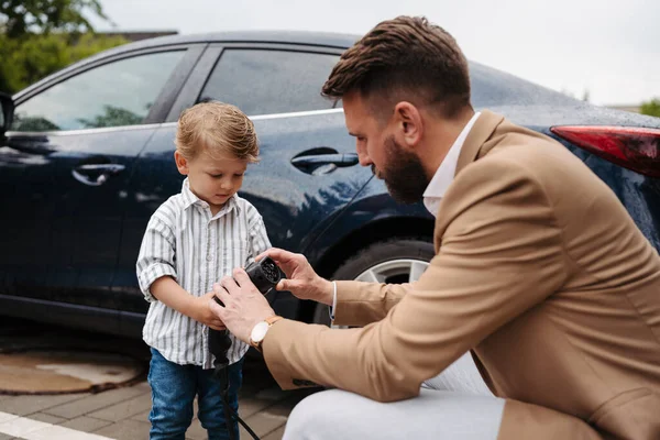Baba Oğluna Elektrikli Araç Şarj Aletini Gösteriyor Olgun Bir Adam — Stok fotoğraf