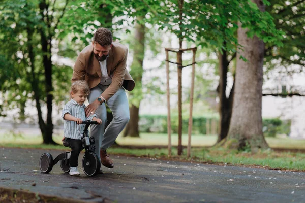 Alleenstaande Vader Zijn Zoontje Samen Een Openbaar Park Werken Ouder — Stockfoto