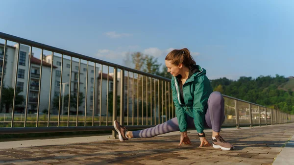 Genç Bayan Koşucu Sabah Koşusundan Önce Şehirde Bacaklarını Esnetiyor Spor — Stok fotoğraf