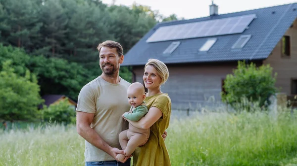 Ευτυχισμένη Οικογένεια Κοντά Στο Σπίτι Τους Ηλιακούς Συλλέκτες Εναλλακτική Ενέργεια — Φωτογραφία Αρχείου
