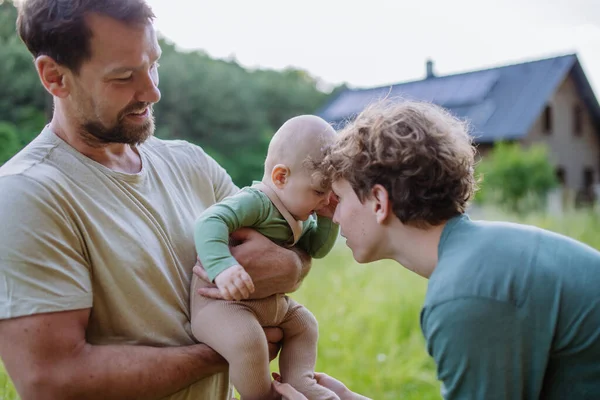 Glücklicher Vater Mit Baby Junge Steht Vor Ihrem Haus Mit — Stockfoto