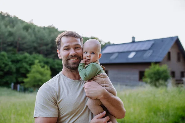 Šťastný Otec Chlapečkem Stojící Před Jejich Domem Solárními Panely — Stock fotografie