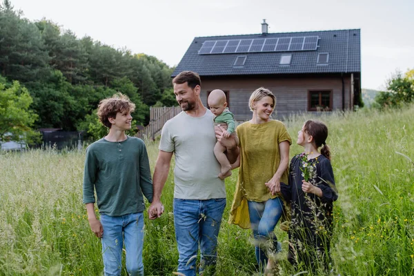 Famiglia Felice Vicino Alla Loro Casa Con Pannelli Solari Energia — Foto Stock