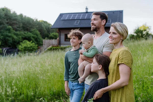 Keluarga Bahagia Dekat Rumah Mereka Dengan Panel Surya Energi Alternatif — Stok Foto