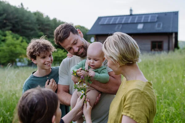 Šťastná Rodina Poblíž Jejich Domu Solárními Panely Alternativní Energie Úspory — Stock fotografie