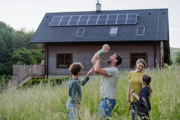 Familia Feliz Cerca Casa Con Paneles Solares Energía Alternativa Ahorro — Foto de Stock