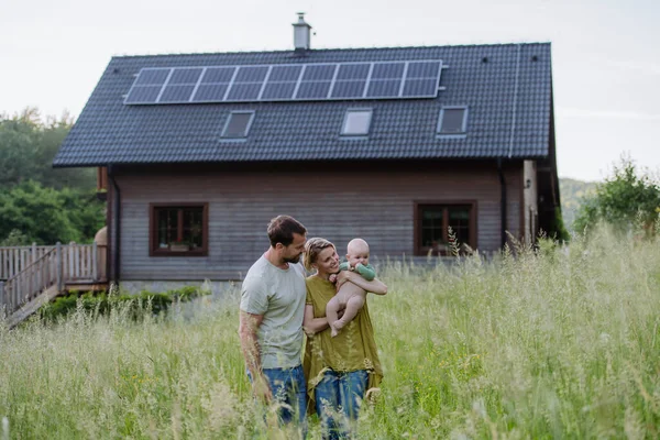 Ευτυχισμένη Οικογένεια Μωρό Κοντά Στο Σπίτι Τους Ηλιακούς Συλλέκτες Εναλλακτική — Φωτογραφία Αρχείου