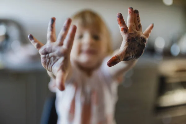 可爱的小女孩把她凌乱的双手涂上了油漆 艺术小子变得凌乱 玩得很开心 — 图库照片