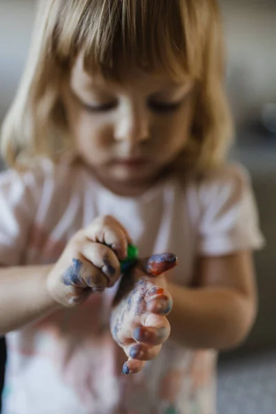 Портрет Маленькой Девочки Грязными Руками Окрашенными Краской Художественный Ребенок Становится — стоковое фото