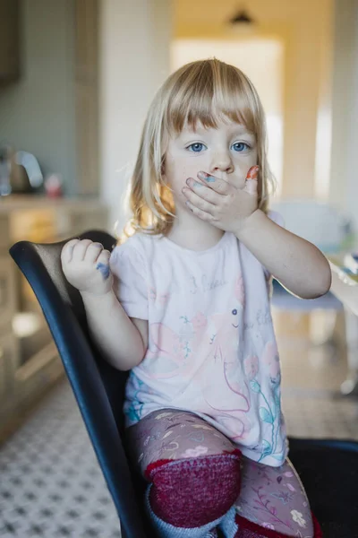Porträt Eines Kleinen Mädchens Mit Unordentlichen Händen Die Mit Farbe — Stockfoto