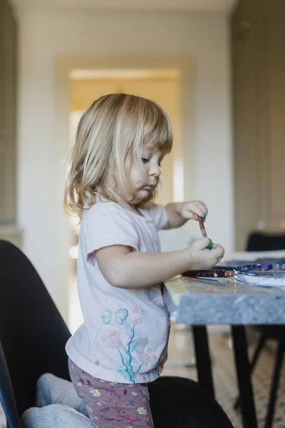 Cute Little Girl Malowanie Tempera Farby Domu Pomocą Pędzla — Zdjęcie stockowe