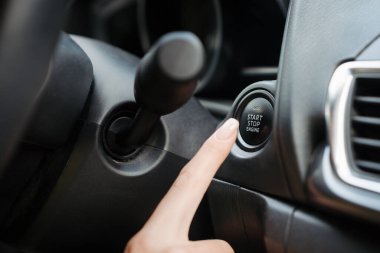 Motor çalışana kadar parmakla çalıştırma düğmesine bas. Anahtarsız ateşleme sistemi.