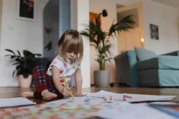 Милая Маленькая Девочка Рисует Карандашами Сидит Полу Гостиной — стоковое фото