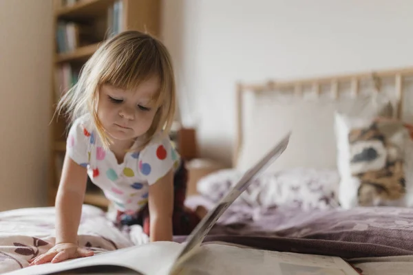 Милая Маленькая Девочка Челкой Читает Книгу Лежащую Кровати Своей Детской — стоковое фото