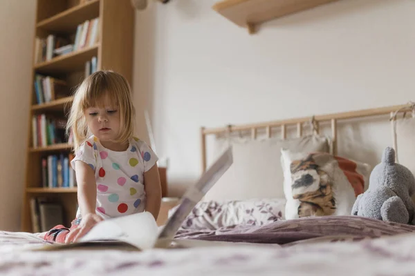 Cute Little Girl Bangs Reading Book Lying Bed Her Childs — Stock Photo, Image
