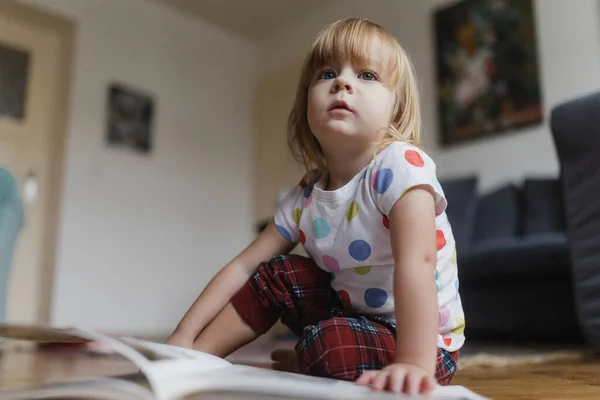Симпатична Маленька Дівчинка Чубчиком Читає Книгу Сидячи Підлозі Дитячій Кімнаті — стокове фото