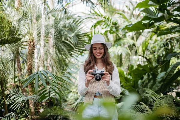 Potret Seorang Fotografer Wanita Muda Dengan Topi Dan Ransel Kebun — Stok Foto