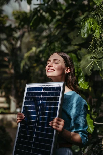 Młoda Kobieta Modelu Szklarni Panelami Słonecznymi Koncepcją Energii Odnawialnej Ochroną — Zdjęcie stockowe