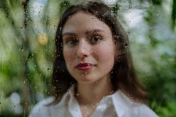 Πορτρέτο Μιας Νεαρής Γυναίκας Ομιχλώδες Θερμοκήπιο Μέσα Από Ομιχλώδες Γυαλί — Φωτογραφία Αρχείου