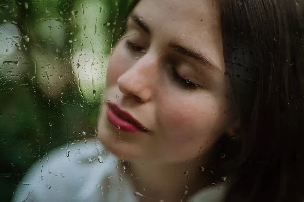 Retrato Uma Jovem Mulher Estufa Enevoada Através Vidro Nebuloso Com — Fotografia de Stock