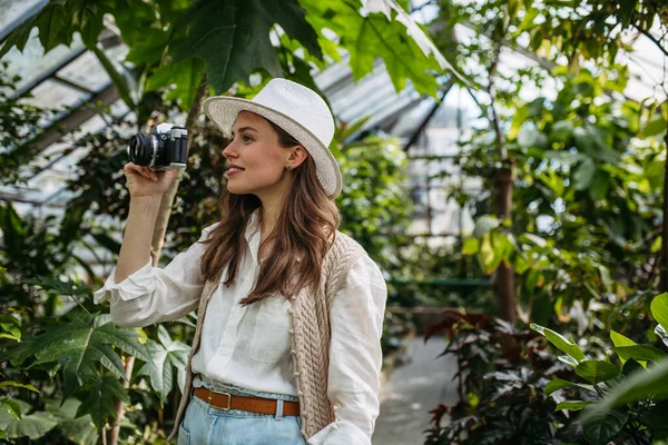 Retrato Uma Jovem Fotógrafa Com Chapéu Mochila Jardim Botânico Botânico — Fotografia de Stock
