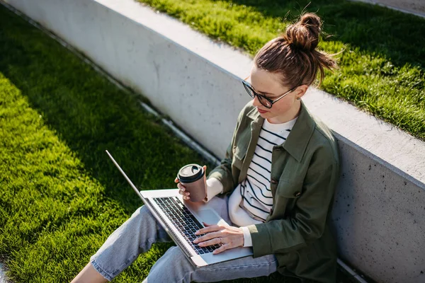 Jonge Vrouw Zit Het Stadspark Werkt Een Laptop — Stockfoto